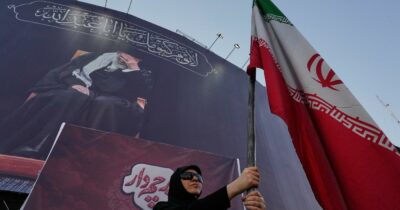 Copertina di Nuovi raid Usa sull’Iran: “Colpite decine di obiettivi, Hormuz rimarrà libero”. Teheran attacca basi in Kuwait e Bahrein