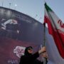Copertina di Nuovi raid Usa sull’Iran: “Colpite decine di obiettivi, Hormuz rimarrà libero”. Teheran attacca basi in Kuwait e Bahrein