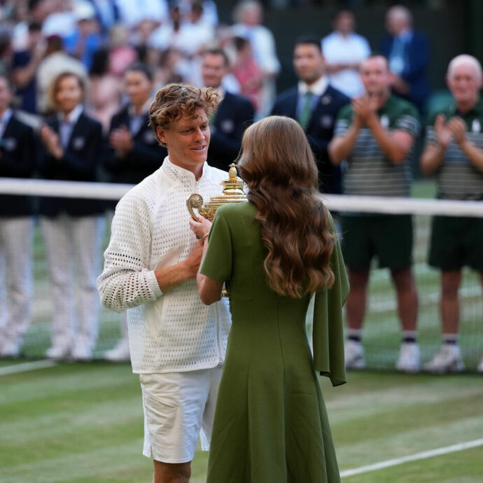 “Non tutti i giorni, ma nei weekend”: il principe George racconta a Sinner la sua passione per il tennis. E Kate vestita di verde oliva è la vera regina di Wimbledon