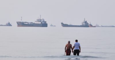 Copertina di Nuovi raid Usa sull’Iran: “Colpite decine di obiettivi, Hormuz rimarrà libero”. I transiti nello stretto azzerati da ieri sera