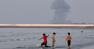 Copertina di Nuovi raid Usa sull’Iran: “Colpite decine di obiettivi, Hormuz rimarrà libero”. I transiti nello stretto azzerati da ieri sera
