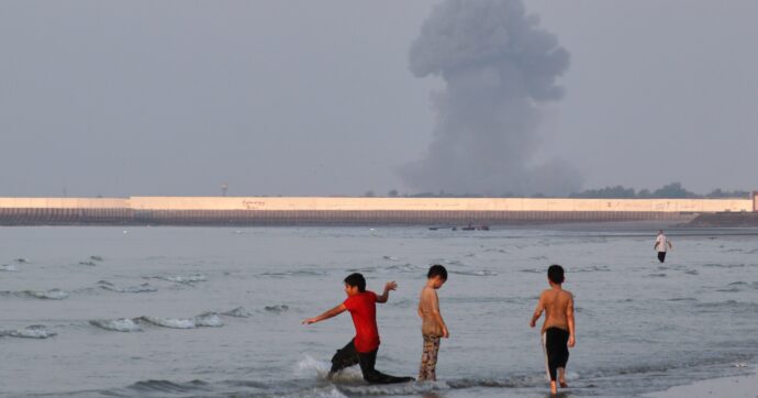 Copertina di Nuovi raid Usa sull’Iran: “Hormuz rimarrà libero”. Colpite decine di obiettivi (video). Teheran attacca basi in Kuwait e Bahrein