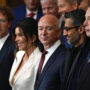 Copertina di Trump spinge l’IA, l’industria americana paga il conto. Bollette elettriche alle stelle per favorire Big Tech