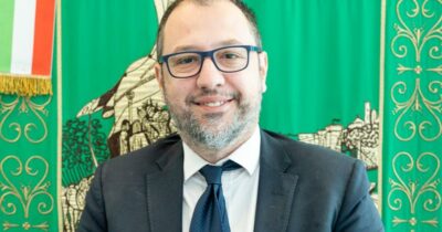 Copertina di Assessore regionale ma anche consigliere comunale, colleziona poltrone ma alle votazioni si vede quasi mai: il caso di Gianluca Comazzi. “L’assemblea cittadina? Non incide sulle scelte”
