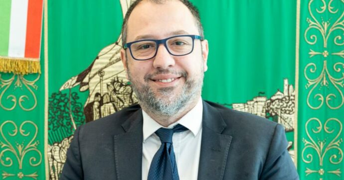 Assessore regionale ma anche consigliere comunale, colleziona poltrone ma alle votazioni si vede quasi mai: il caso di Gianluca Comazzi. “L’assemblea cittadina? Non incide sulle scelte”