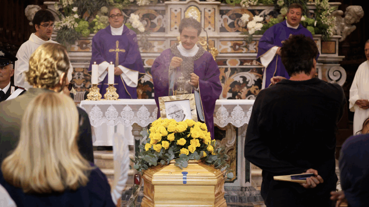 Funerali di Peppino Di Capri, le saracinesche dei bar della piazzetta abbassate in segno di lutto cittadino. Tra i presenti Aurelio e Luigi De Laurentiis, Luca di Montezemolo e Diego Della Valle