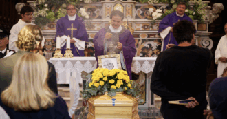 Copertina di Funerali di Peppino Di Capri, le saracinesche dei bar della piazzetta abbassate in segno di lutto cittadino. Tra i presenti Aurelio e Luigi De Laurentiis, Luca di Montezemolo e Diego Della Valle