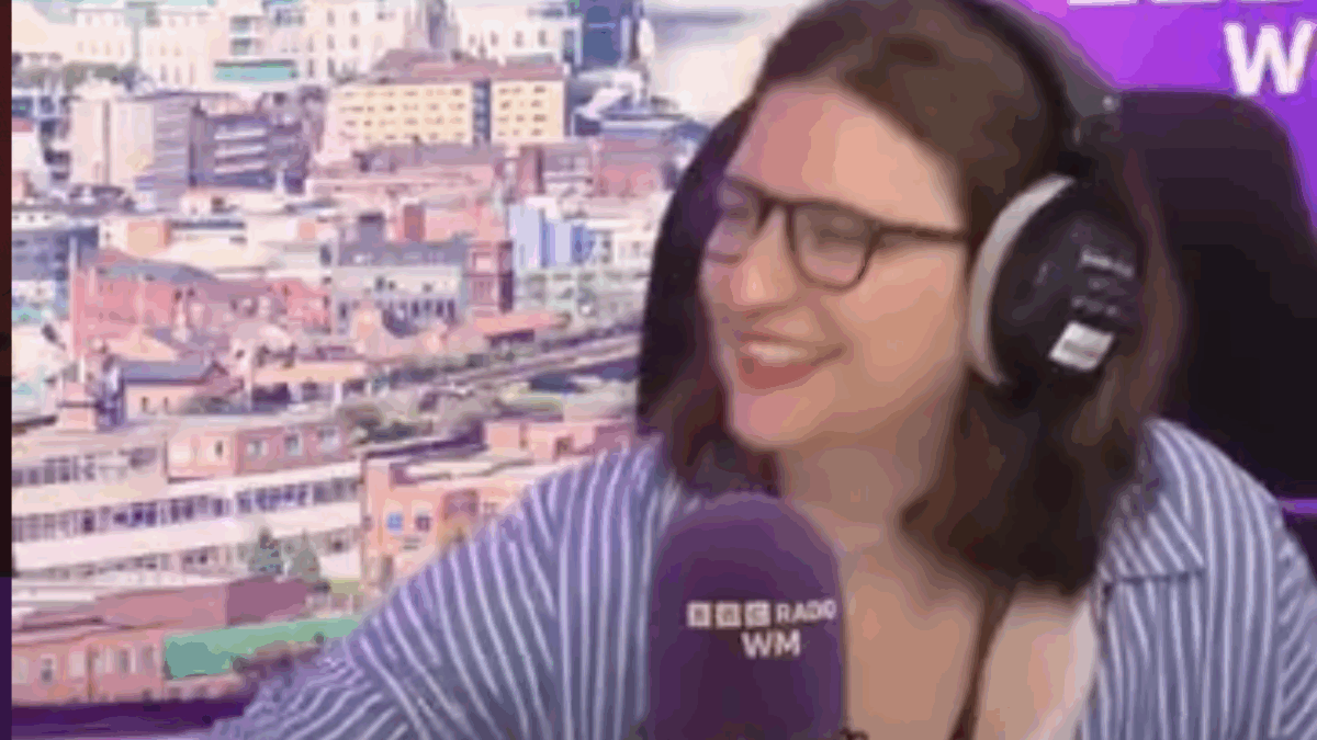 “Ero a caccia di fantasmi e mostri nella foresta, ho trovato un parcheggio con le auto e le luci accese. Ma era un luogo per far sesso all’aperto”: così la conduttrice BBC Sarah Julian