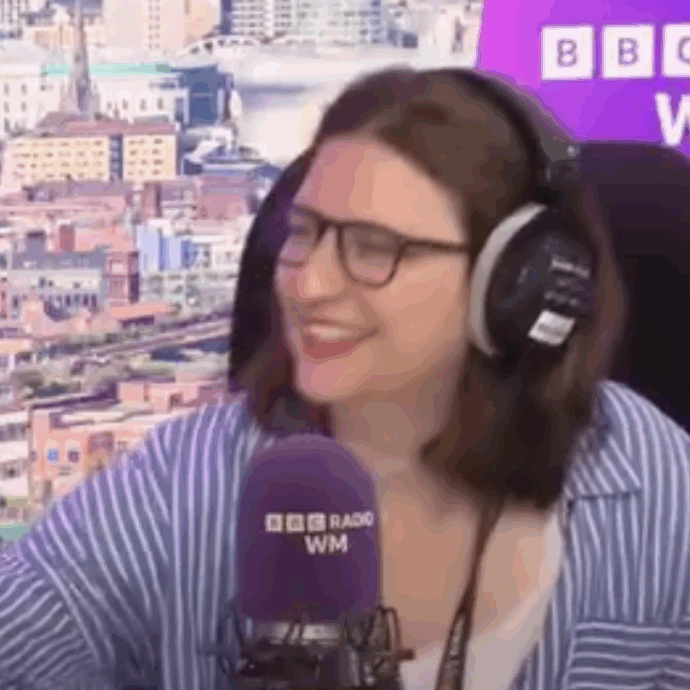 “Ero a caccia di fantasmi e mostri nella foresta, ho trovato un parcheggio con le auto e le luci accese. Ma era un luogo per far sesso all’aperto”: così la conduttrice BBC Sarah Julian