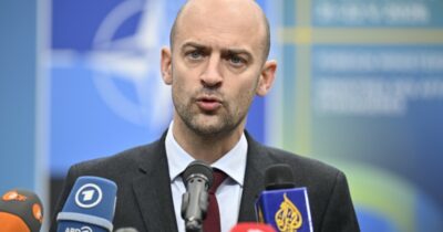Copertina di “Mosca spia e sabota l’Europa”: Parigi e Berlino convocano gli ambasciatori russi. Sanzioni da Bruxelles e Londra
