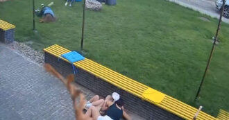 Copertina di Attacchi su Sumy, le bombe cadono tra i civili in un parco e a pochi passi da un bar – Le immagini