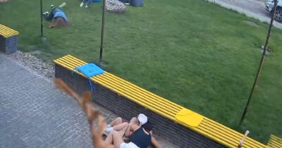 Copertina di Attacchi su Sumy, le bombe cadono tra i civili in un parco e a pochi passi da un bar – Le immagini