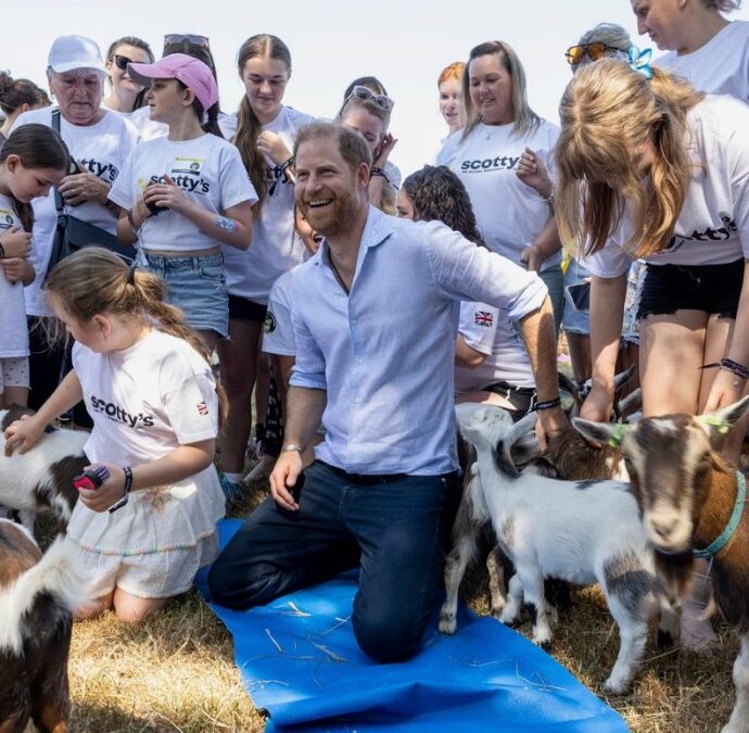 “Senti la capra dentro di te”: il principe Harry partecipa a una sessione di yoga con le caprette ma una gli salta addosso. I tabloid: “Proteggi i gioielli della Corona”