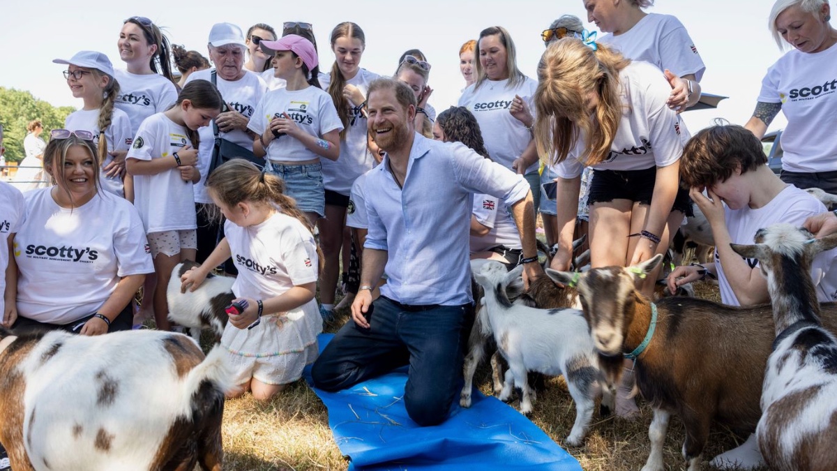 senti la capra dentro di te il principe harry partecipa a una sessione di yoga con le caprette ma una gli salta addosso i tabloid proteggi i gioielli della corona da Ilfattoquotidiano.it senti la capra dentro di te il principe harry partecipa a una sessione di yoga con le caprette ma una gli salta addosso i tabloid proteggi i gioielli della corona