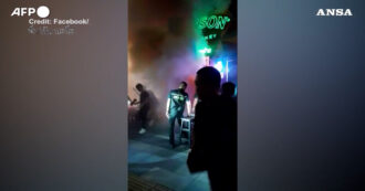 Copertina di Devastante incendio in un pub di Bangkok: almeno 27 morti. Il locale avvolto dalle fiamme – Video
