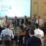 Copertina di A Napoli si parla di nucleare ma è affare per uomini: una donna su 10 relatori, battute sulle cosce della Parietti e sull’organizzatrice “bellissima”