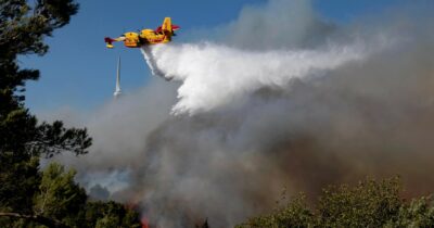 Copertina di La guerra legale sui Canadair incombe sugli incendi boschivi
