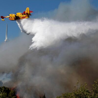 Copertina di La guerra legale sui Canadair incombe sugli incendi boschivi