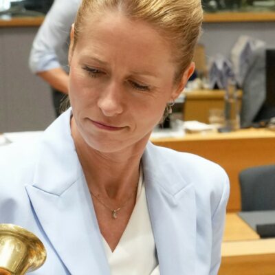 Copertina di Sanzioni, Bruxelles grazia ancora Israele  e blocca i social russi