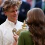 Copertina di “Non è stato facile…. Non so mai bene quale sia il limite. Ho chiesto ai bambini se giocano a tennis”: Sinner e l’incontro con la famiglia reale a Wimbledon