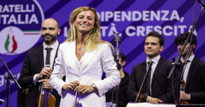 Beatrice Venezi: “Non tornerei ad Atreju, ti mettono un cappello e nessuno poi ti difende”. E su Giuli: “In 7 mesi non ha detto una parola”