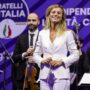 Copertina di Beatrice Venezi: “Non tornerei ad Atreju, ti mettono un cappello e nessuno poi ti difende”. E su Giuli: “In 7 mesi non ha detto una parola”