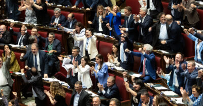 Copertina di “Elezioni, elezioni”, il video del boato alla Camera: centrodestra sconfitto sul voto alle preferenze nella legge elettorale