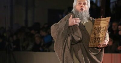 Copertina di Si sente male sul palcoscenico mentre declama le battute di “55 giorni, il caso Moro” e si accascia davanti agli spettatori: morto l’attore Marco Zaccarelli