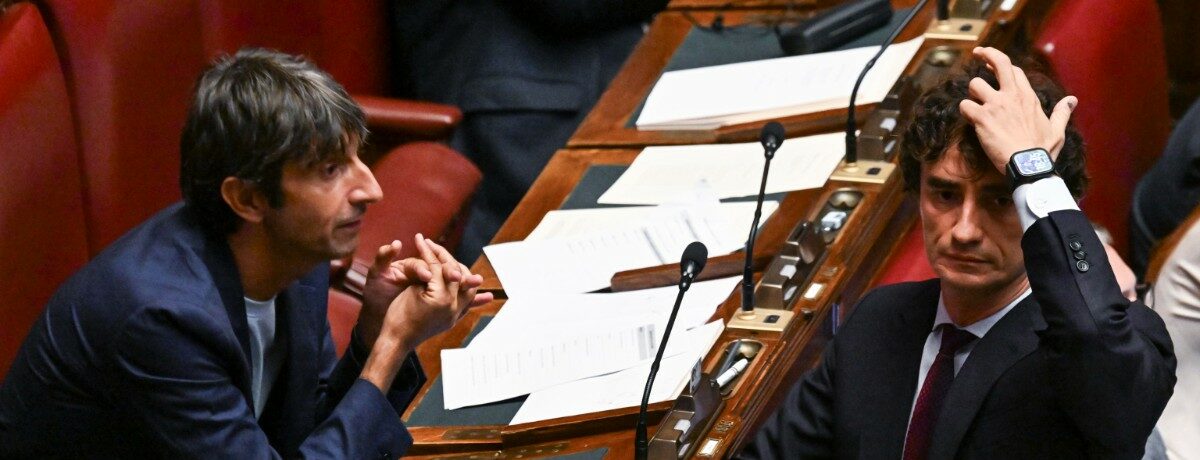 Copertina di Il centrodestra implode sulle preferenze: la Camera boccia il testo di Fdi col voto segreto. Boato delle opposizioni: "Elezioni" | Meloni: "Ci abbiamo provato, serve una riflessione". Conte: "Sfiduciata, vada a casa"