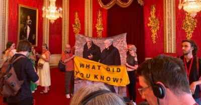 Copertina di “Cosa sapevano Carlo e William? La monarchia sopravvive grazie alla segretezza”: un lenzuolo con la foto di Andrea ed Epstein nella sala del trono a Buckingham Palace