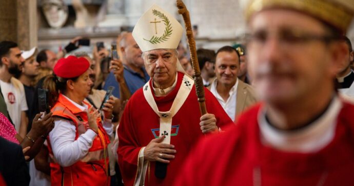 L’arcivescovo di Napoli scrive ‘ai potenti’ dopo la pistola in regalo. Ma, senza nomi, è una lettera non scritta