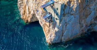 Copertina di Il celebre “Salto della Fede” da 27 metri: lo spettacolo dei tuffi a Porto Flavia e il tributo ad Assassin’s Creed