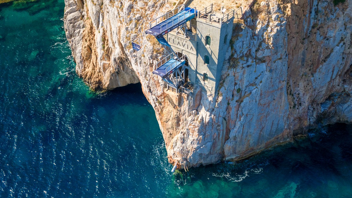 il celebre salto della fede da 27 metri lo spettacolo dei tuffi a porto flavia e il tributo ad assassin8217s creed da Ilfattoquotidiano.it il celebre salto della fede da 27 metri lo spettacolo dei tuffi a porto flavia e il tributo ad assassin8217s creed