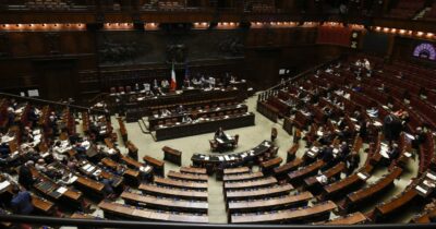 Copertina di Legge elettorale, l’esame alla Camera: accordo nella destra sulle preferenze. Ok a oltre 100 voti segreti, anche quello finale (nonostante l’appello di Meloni)