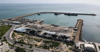 Copertina di Iran, terza notte di raid Usa. Teheran colpisce due petroliere degli Emirati: un morto e 8 feriti