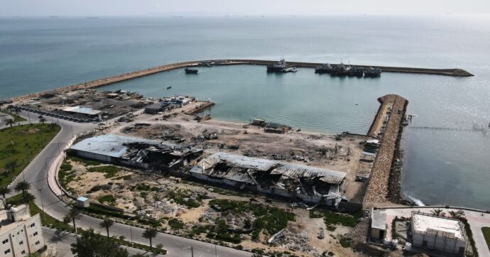 Iran, terza notte di raid Usa. Teheran colpisce due petroliere degli Emirati: 1 morto e 8 feriti