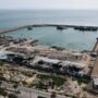 Copertina di Iran, terza notte di raid Usa. Teheran colpisce due petroliere degli Emirati: un morto. Trump: “Pedaggio a Hormuz”