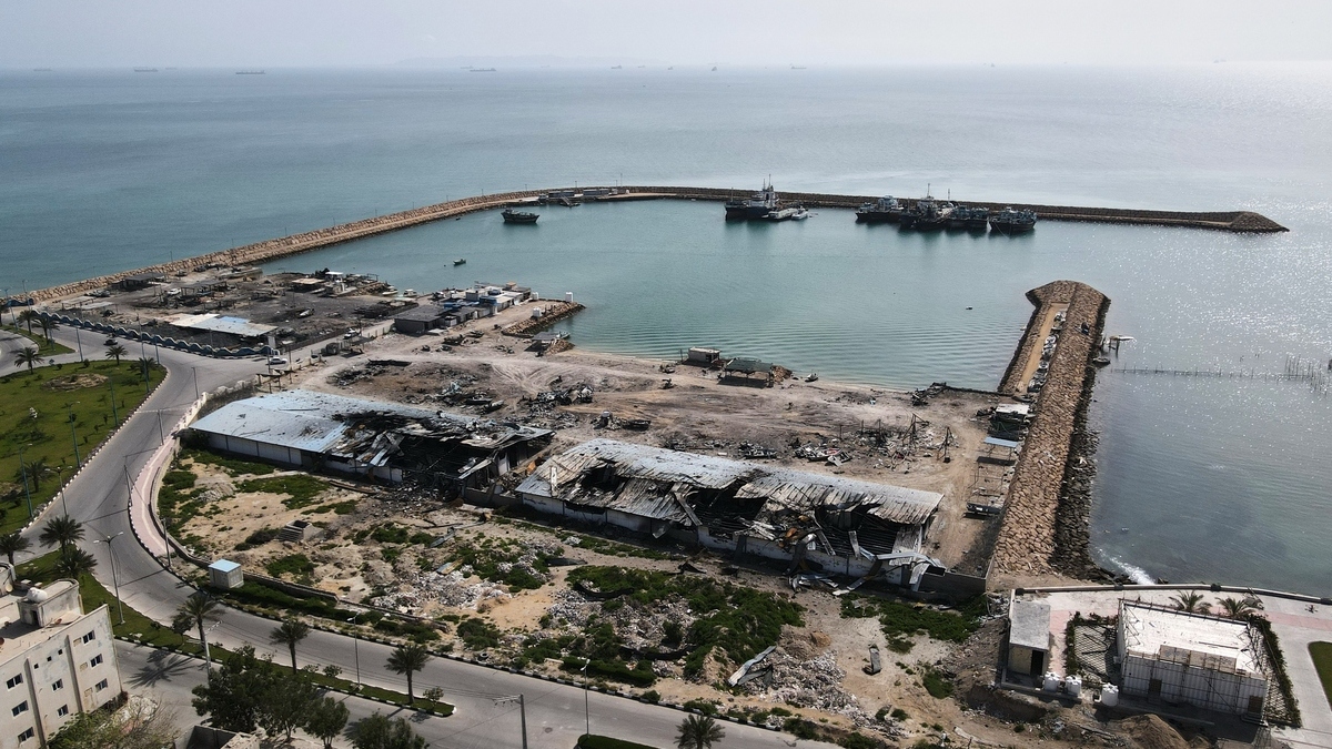 iran terza notte di raid usa teheran colpisce due petroliere degli emirati 1 morto e 8 feriti da Ilfattoquotidiano.it iran terza notte di raid usa teheran colpisce due petroliere degli emirati 1 morto e 8 feriti