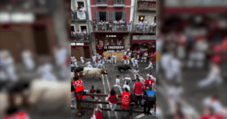 Copertina di Torna la tradizionale follia della corsa coi tori in Spagna: tre incornati, dieci feriti. Il video