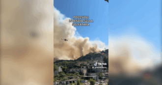 Copertina di Vasto incendio alla Solfatara di Pozzuoli, famiglie evacuate e decine di auto distrutte. Il video