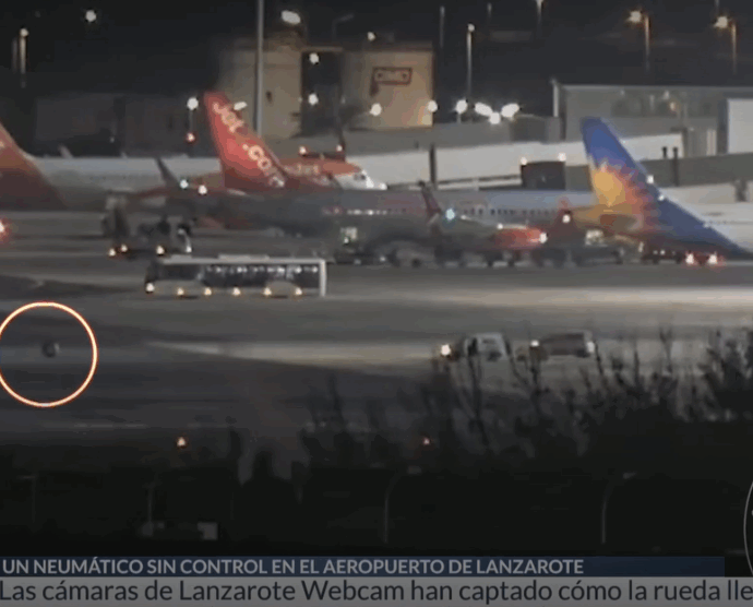 Un pneumatico si stacca da un aereo Ryanair sulla pista di Lanzarote: il video della webcam dell’aeroporto. E’ il secondo incidente in poche ore per Boeing