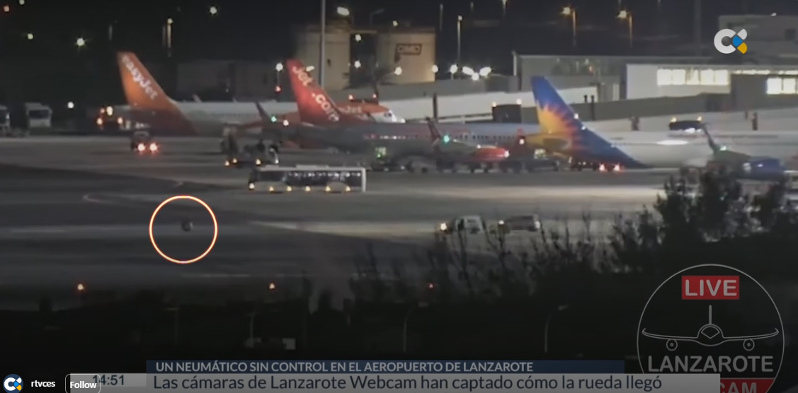 Un pneumatico si stacca da un aereo Ryanair sulla pista di Lanzarote: il video della webcam dell’aeroporto. E’ il secondo incidente in poche ore per Boeing