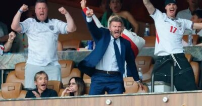 Copertina di “Dentro stava festeggiando, te lo assicuro”: le immagini di Victoria Beckham impassibile in tribuna mentre l’Inghilterra vince sono virali, il marito David la difende