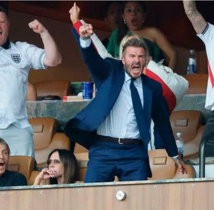“Dentro stava festeggiando, te lo assicuro”: le immagini di Victoria Beckham impassibile in tribuna mentre l’Inghilterra vince sono virali, il marito David la difende