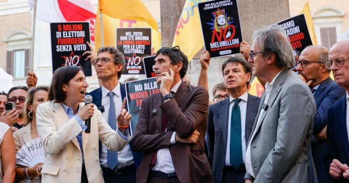 Conte e Schlein insieme: “Ora andatevene a casa”.  La veglia a Montecitorio  è  una festa con i leader