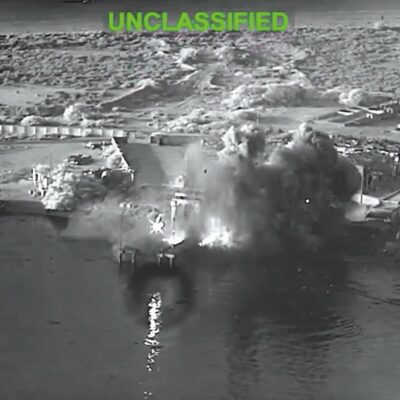Copertina di Hormuz: Trump si rimangia i dazi,  ma i bombardamenti continuano