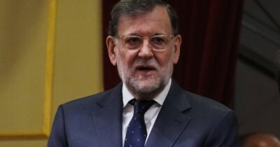 Copertina di “La Francia è forte ma non ha francesi”: è bufera per l’articolo dell’ex premier Rajoy. Sanchez: “Disonora la Spagna con dichiarazioni xenofobe”