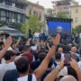 Copertina di Saluti fascisti al comizio: gli attivisti tendono il braccio al grido di “Italia, nazione, remigrazione”