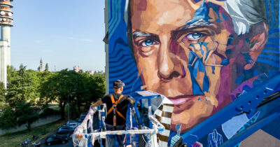 Copertina di Piacenza omaggia Giorgio Armani con un murale di 27 metri: “Così la sua storia potrà ispirare i giovani come ha ispirato il mondo”. Ma l’opera dello street artist Kotè divide