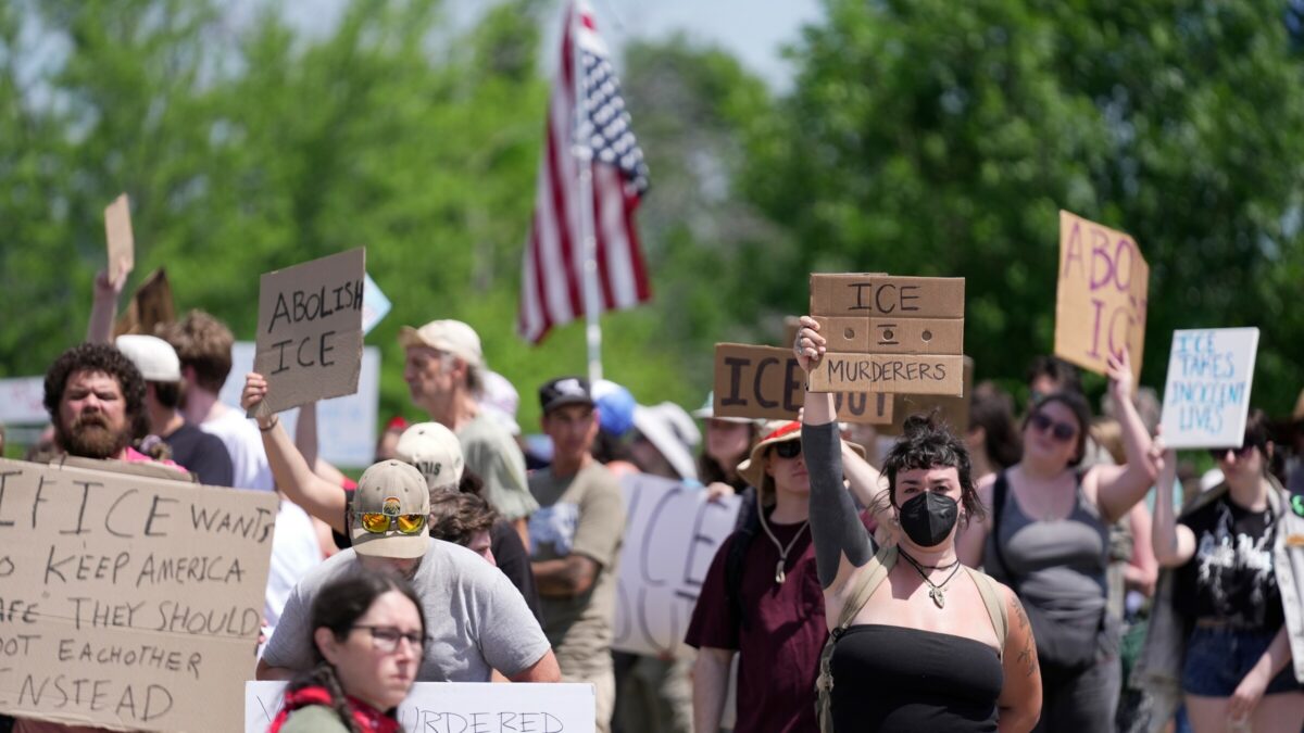trump costretto a mettere un freno all8217ice sospesi i fermi stradali dopo la morte di tre persone in maine texas e florida da Ilfattoquotidiano.it trump costretto a mettere un freno all8217ice sospesi i fermi stradali dopo la morte di tre persone in maine texas e florida